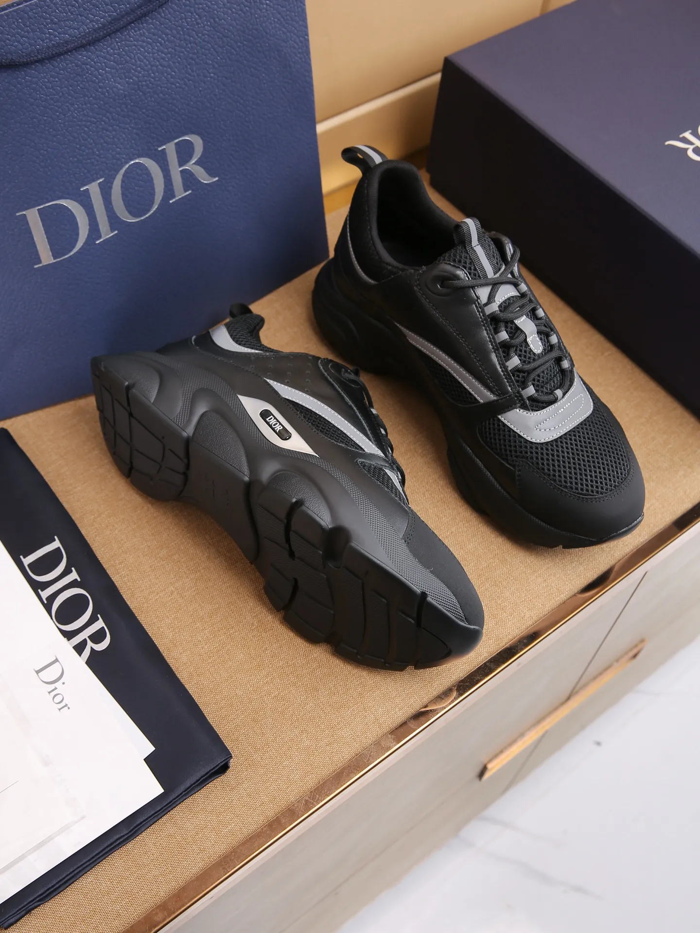 Factory price: 460💰Dior’s top version of D’s b22 men’s sports shoes. Inspired by retro running styles, the chunky low-top silhouette features gray calf leather and blue and white mesh fabric uppers, atop a black, white and blue engraved rubber sole. Nylon ribbon accents the blue mesh tongue and heel counter, and a "dio~" logo appears on the side. Pair it with a suit for a striking contrast and add a sportswear-chic edge to your look. The thick sole can be about 4cm~ Size: 38-45, [46, 47 customized]